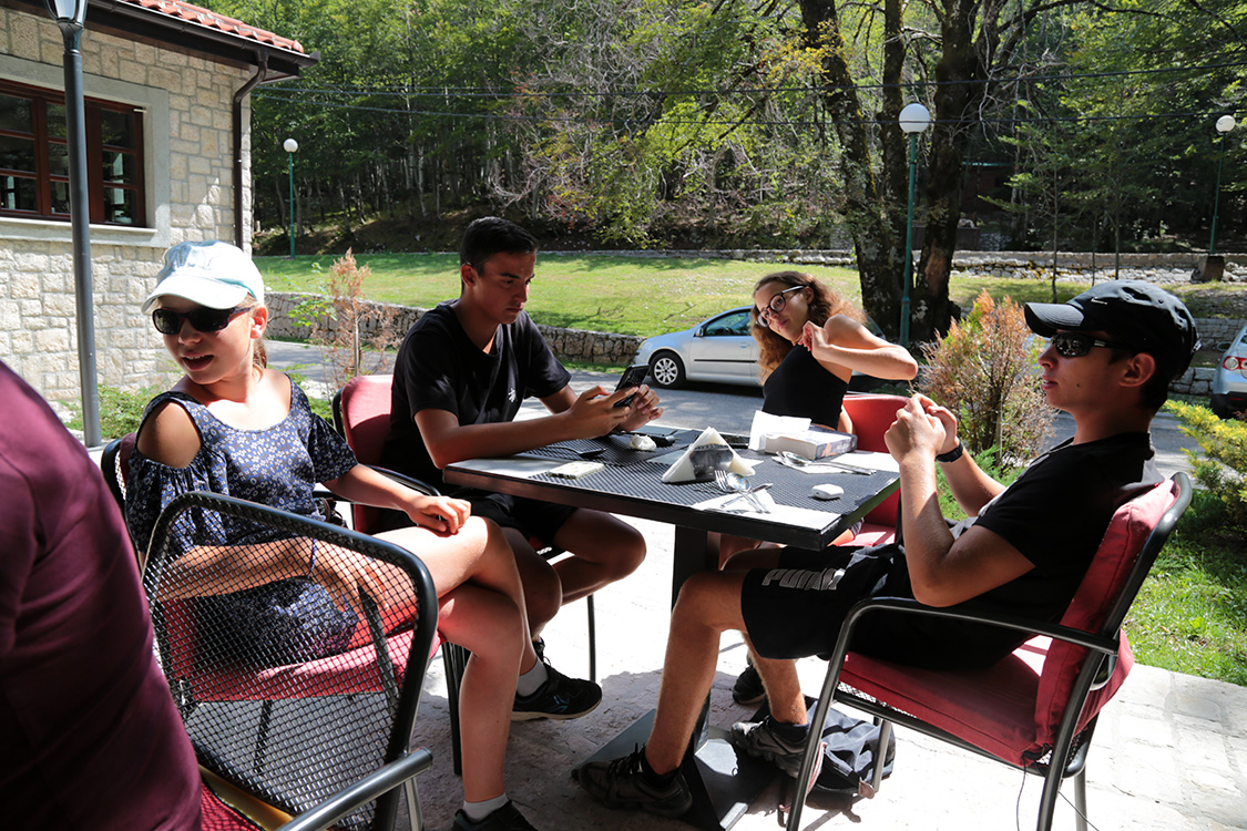 Parc du Lovcen.
Pause repas dans un restaurant avec des pizzas Ã  3â‚¬ et des crÃªpes ENOOOORMES...