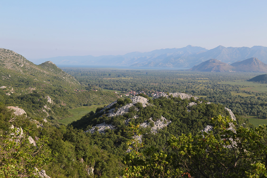 Parc national du Skadar.
En contre-bas, le village de Dodosi, un ancien village de pÃªcheurs qui va Ãªtre notre camp de base pour l'exploration du coin.