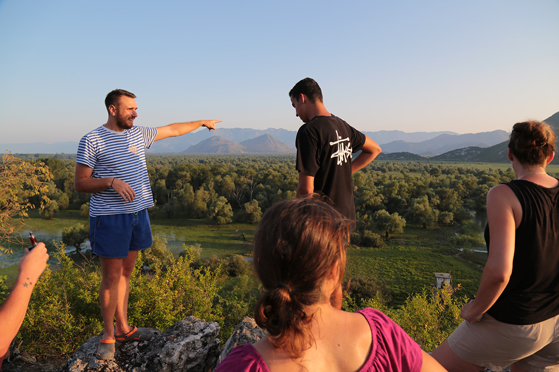 Parc national du Skadar.
Notre hÃ´te Alex (ou Sasha, c'est comme on veut) nous accueille et nous prÃ©sente son village et ses environs.
Euh, Nico, l'air est plutÃ´t pur ici...