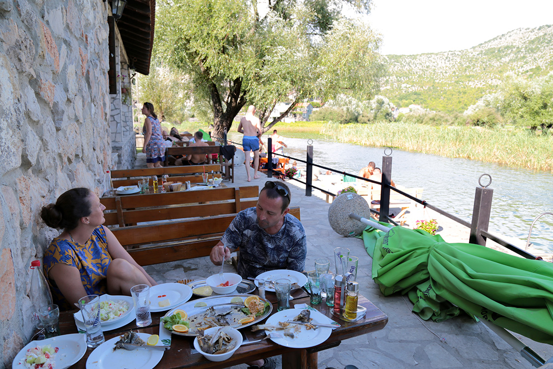 Parc national du Skadar.
A cÃ´tÃ© du village de Dodosi, on trouve de petites tavernes au bord de la riviÃ¨re oÃ¹ l'on peut se baigner dans une eau incroyablement propre. C'Ã©tait top !