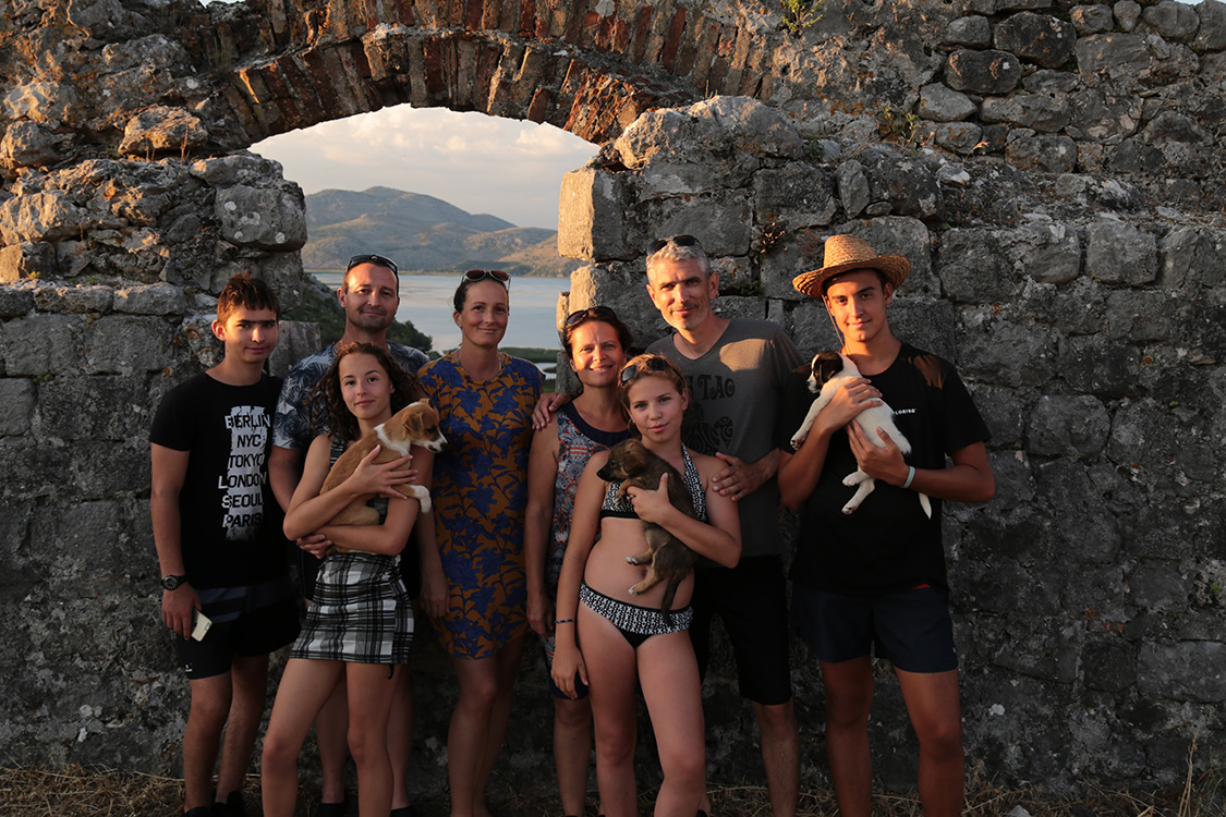 Parc national du Skadar.
Nous voici en haut de la forteresse de Zabljak Crnojevic, abandonnÃ©e Ã  son sort...
Zabljak fut pourtant la capitale du royaume de Zeta au XVÃ¨me siÃ¨cle qui couvrait le MontÃ©nÃ©gro et une partie de l'Albanie.
Et on a fait toute la promenade avec les chiens dans les bras...