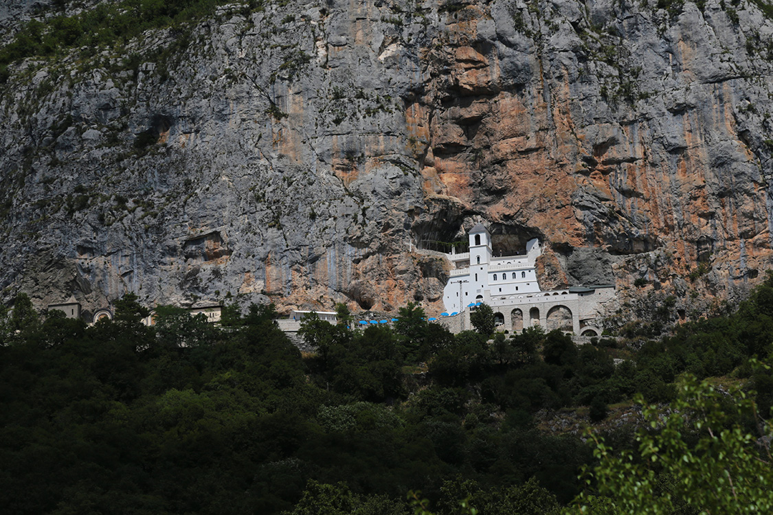 MonastÃ¨re d'Ostrog.
Ce petit monastÃ¨re encastrÃ© dans la falaise est assez Ã©tonnant. Il est dÃ©diÃ© Ã  Saint Basile d'Ostrog et date du XVIIÃ¨me siÃ¨cle.