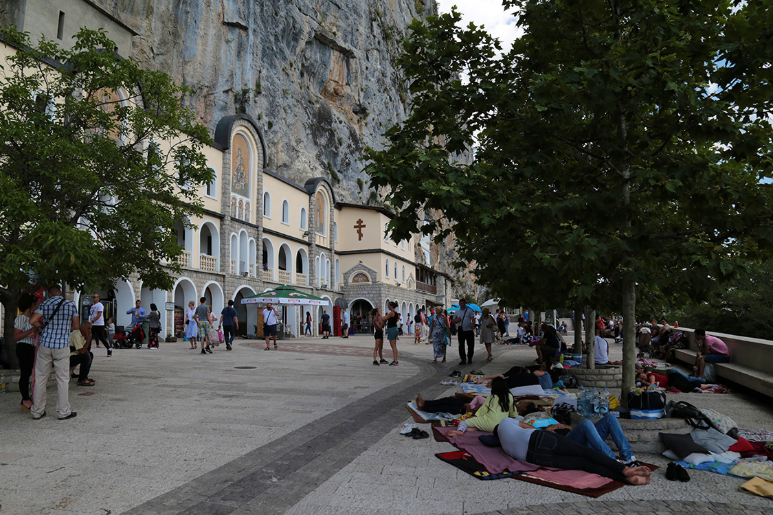 MonastÃ¨re d'Ostrog.
C'est un lieu de pÃ¨lerinage important car les reliques de Saint Basile que l'on peut voir dans une petite grotte feraient des miracles...