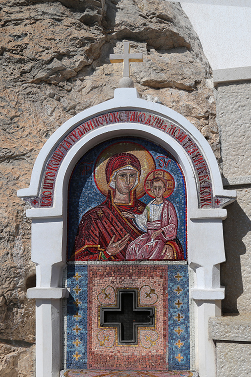 MonastÃ¨re d'Ostrog.
Les pÃ¨lerins dÃ©posent un baiser sur cette mosaÃ¯que... elle doit porter bonheur...