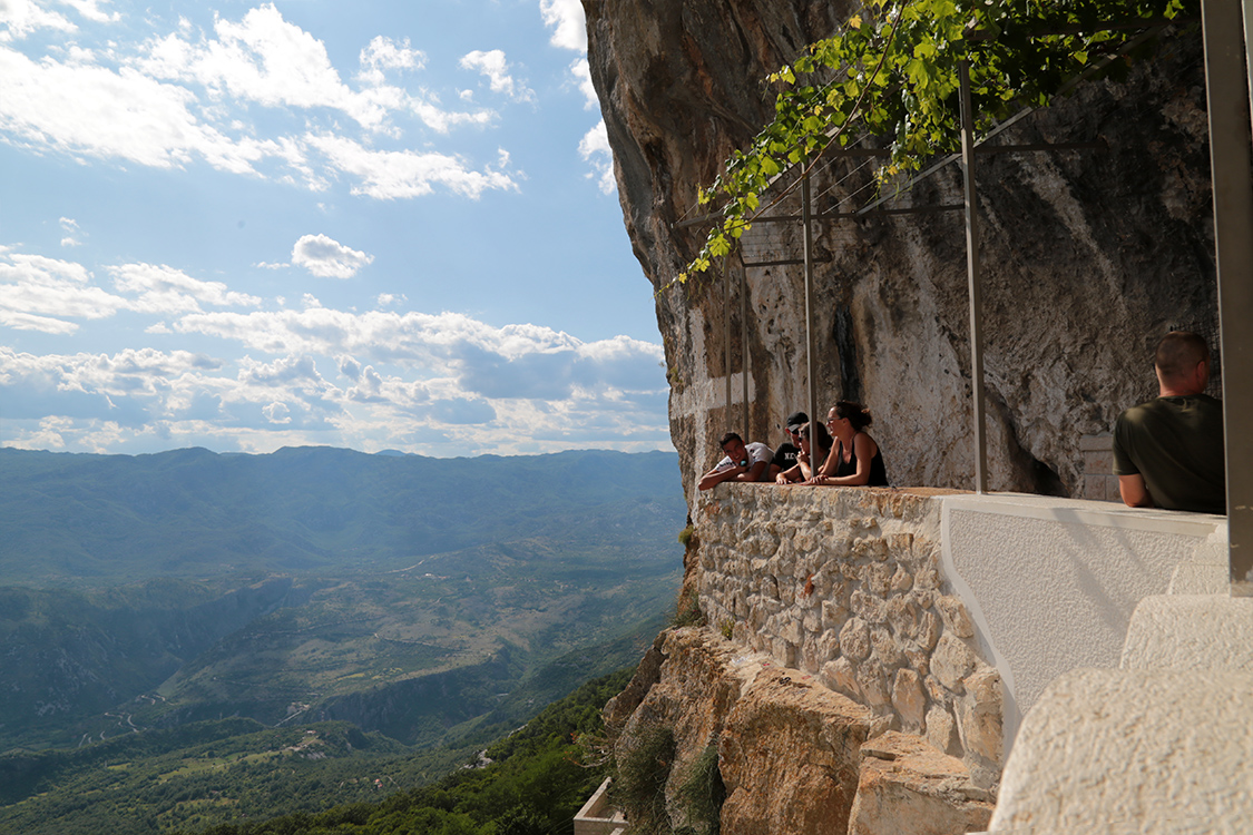 MonastÃ¨re d'Ostrog.
Du haut du monastÃ¨re, la vue sur la plaine de BjelopavliÄ‡i est trÃ¨s chouette. 