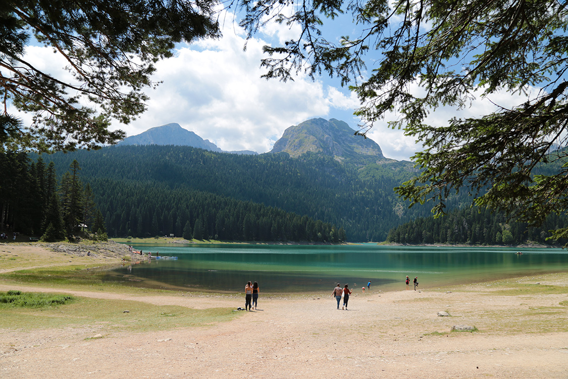 Parc National du Durmitor.
Nous voici maintenant dans les montagnes !
Le lac noir se situe Ã  1417m d'altitude. Il fait un peu plus frais...