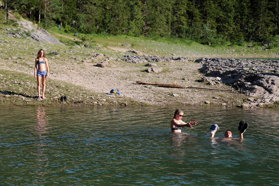 Parc National du Durmitor.
Le lac est en fait formÃ© de 2 lacs ronds reliÃ©s par un petit passage en eau de quelques mÃ¨tres. Les enfants dÃ©cident de prendre le raccourci !
Plus court, mais frisquet !