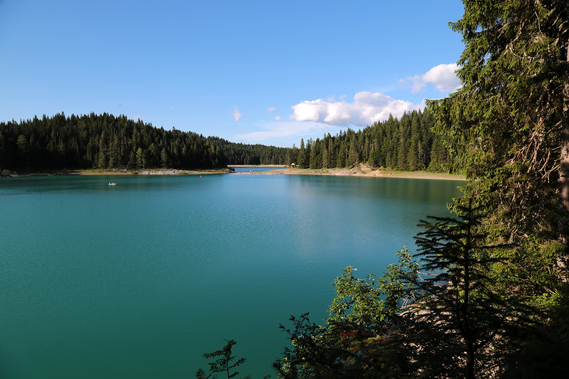 Parc National du Durmitor.
Le lac noir (on voit le petit passage empruntÃ© par les enfants).