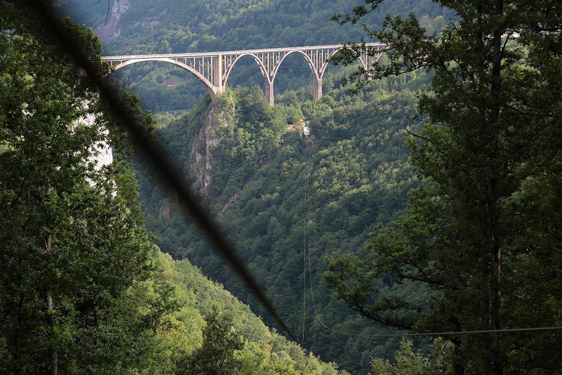 Parc National du Durmitor.
Le pont de Durdevica avec ses 5 arches, au dessus de la Tara.
Mais avez-vous remarquÃ© les 2 cÃ¢bles incroyablement longs ?...