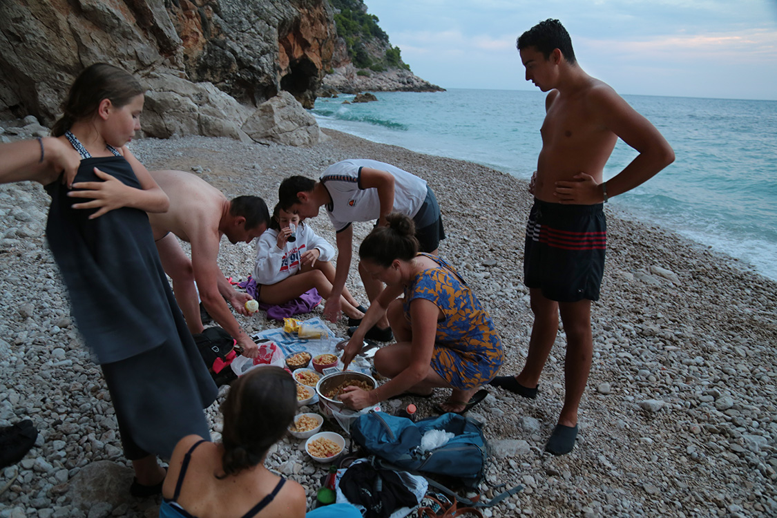 Croatie.
SoirÃ©e pique-nique sur la plage de Pasjaca.