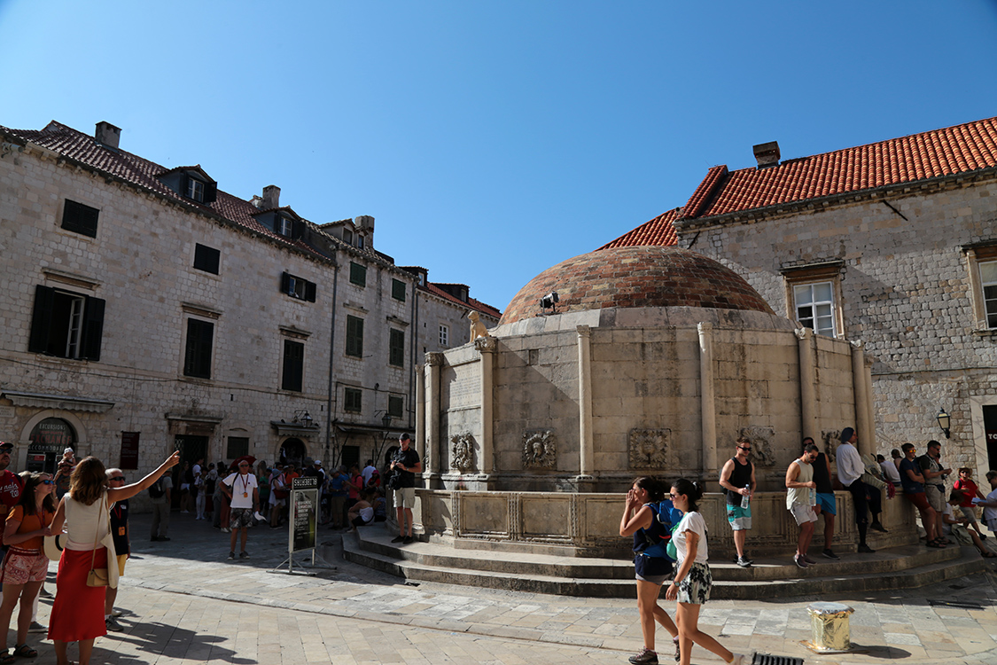 Croatie.
Visite de Dubrovnik et sa vieille ville, la perle de l'Adriatique.
Mais on n'est pas seul !