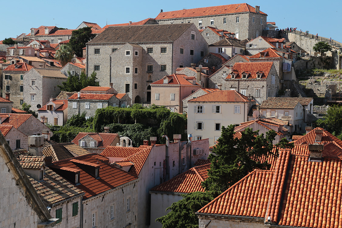 Croatie.
Dubrovnik, classÃ©e au patrimoine de l'Unesco, possÃ¨de un charme indÃ©niable avec une vÃ©ritable unitÃ© architecturale.
Suite Ã  la guerre de Yougoslavie oÃ¹ la ville fut bombardÃ©e en 1992, tout a Ã©tÃ© reconstruit et rÃ©novÃ©.