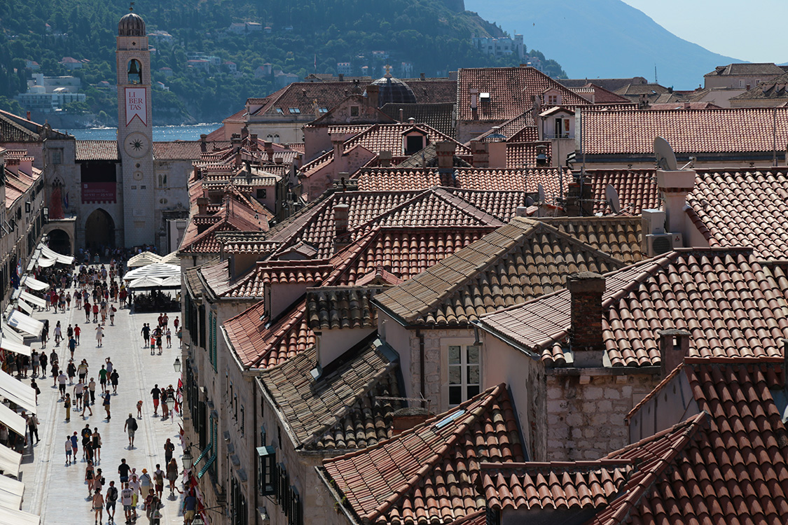 Croatie.
C'est Ã©galement une ville victime de son succÃ¨s, oÃ¹ des paquebots dÃ©versent quotidiennement des flots de touristes.
Il ne semble plus y avoir de vrais gens avec de vrais vies. Tous les magasins sont Ã  destination des touristes.