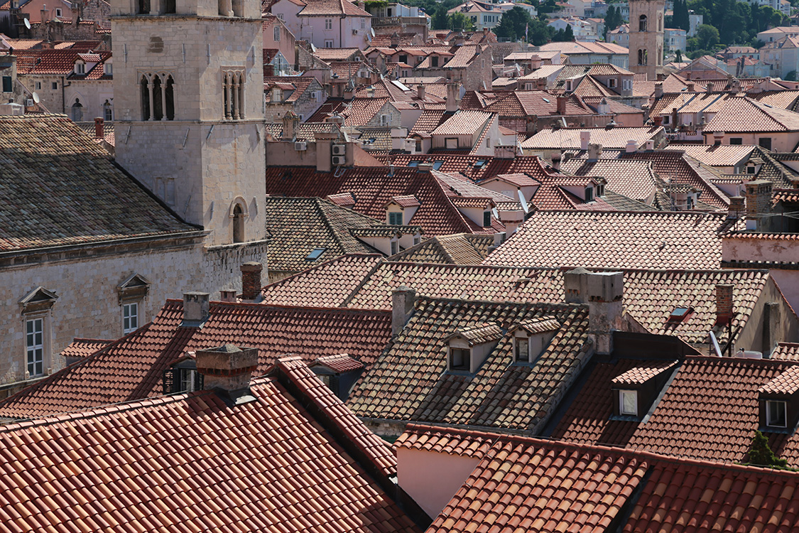 Croatie.
Dubrovnik et ses toits.
Pour la restauration de la ville, les tuiles auraient Ã©tÃ© fabriquÃ©es Ã  Toulouse.