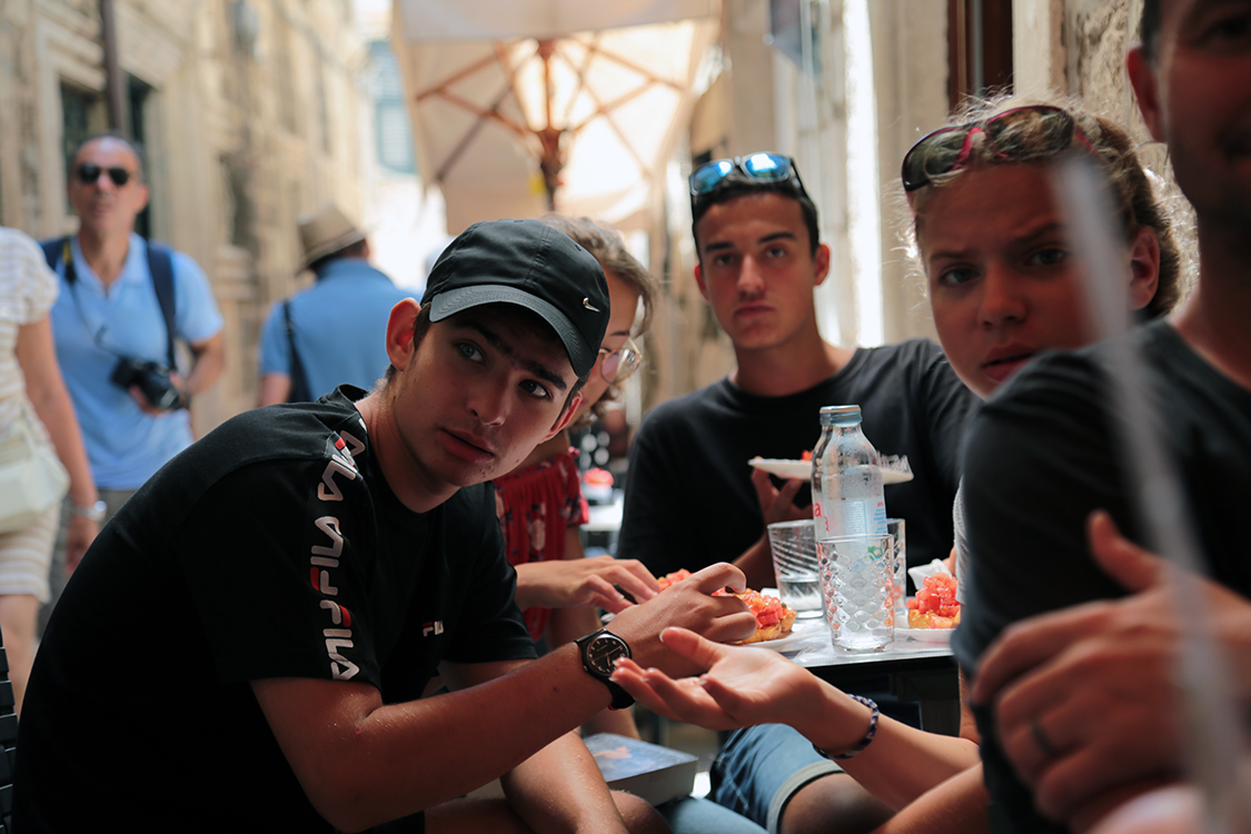 Croatie.
Petit snack dans les rues de Dubrovnik.