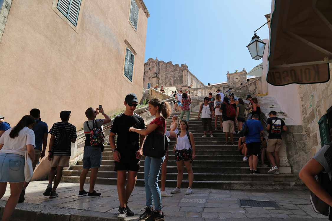 Croatie.
Dubrovnik.
Pour ceux qui regardent la sÃ©rie Game of Thrones, la ville est un lieu de tournage et chaque recoin a Ã©tÃ© le thÃ©Ã¢tre d'une scÃ¨ne du film.
Ici, l'escalier des jÃ©suites qui mÃ¨ne au parvis de l'Ã©glise Saint Ignace a Ã©tÃ© le dÃ©cor de quelques scÃ¨nes.