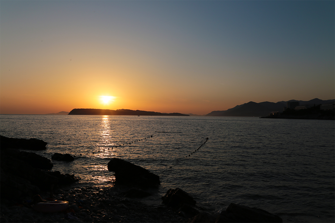 Croatie.
AprÃ¨s une fabuleuse fin d'aprÃ¨s-midi en jet ski sous les remparts de Dubrovnik, notre derniÃ¨re soirÃ©e et son coucher de soleil...