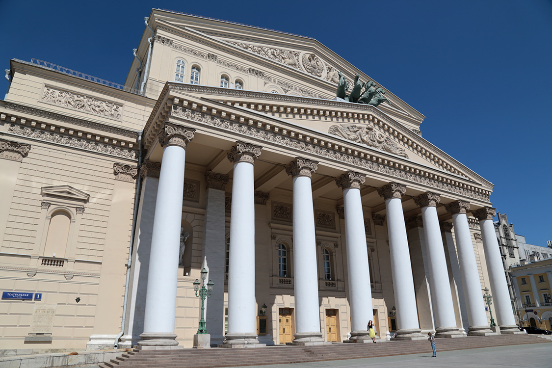 Moscou.
Le fameux thÃ©Ã¢tre BolchoÃ¯ !
BÃ¢timent imposant qui accueille l'une des plus grandes troupes de ballet du monde.
Il a accueilli de nombreuses premiÃ¨res historiques, dont le cÃ©lÃ¨bre ballet 