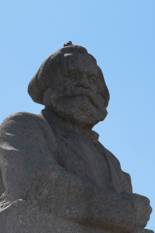 Moscou.
Face au thÃ©Ã¢tre BolchoÃ¯, la statue de Karl Marx, cet homme aux mille mÃ©tiers : historien, journaliste, philosophe, Ã©conomiste... et thÃ©oricien de la rÃ©volution socialiste et communiste.
Son influence aura Ã©tÃ© trÃ¨s importante au XXÃ¨me siÃ¨cle en Russie.
LÃ©nine se considÃ©rait comme un marxiste orthodoxe, et a adaptÃ© certaines thÃ©ories marxistes au contexte particulier Russe.