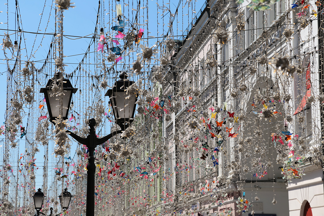 Moscou.
Rue NikolskaÃ¯a, rue piÃ©tonne touristique qui mÃ¨ne Ã  la place Rouge.