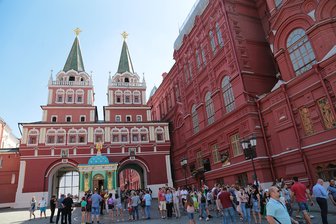 Moscou.
Porte de la RÃ©surrection, qui donne accÃ¨s Ã  la place Rouge.
Au sol, on peut voir une plaque de bronze indiquant le kilomÃ¨tre zÃ©ro des routes russes.