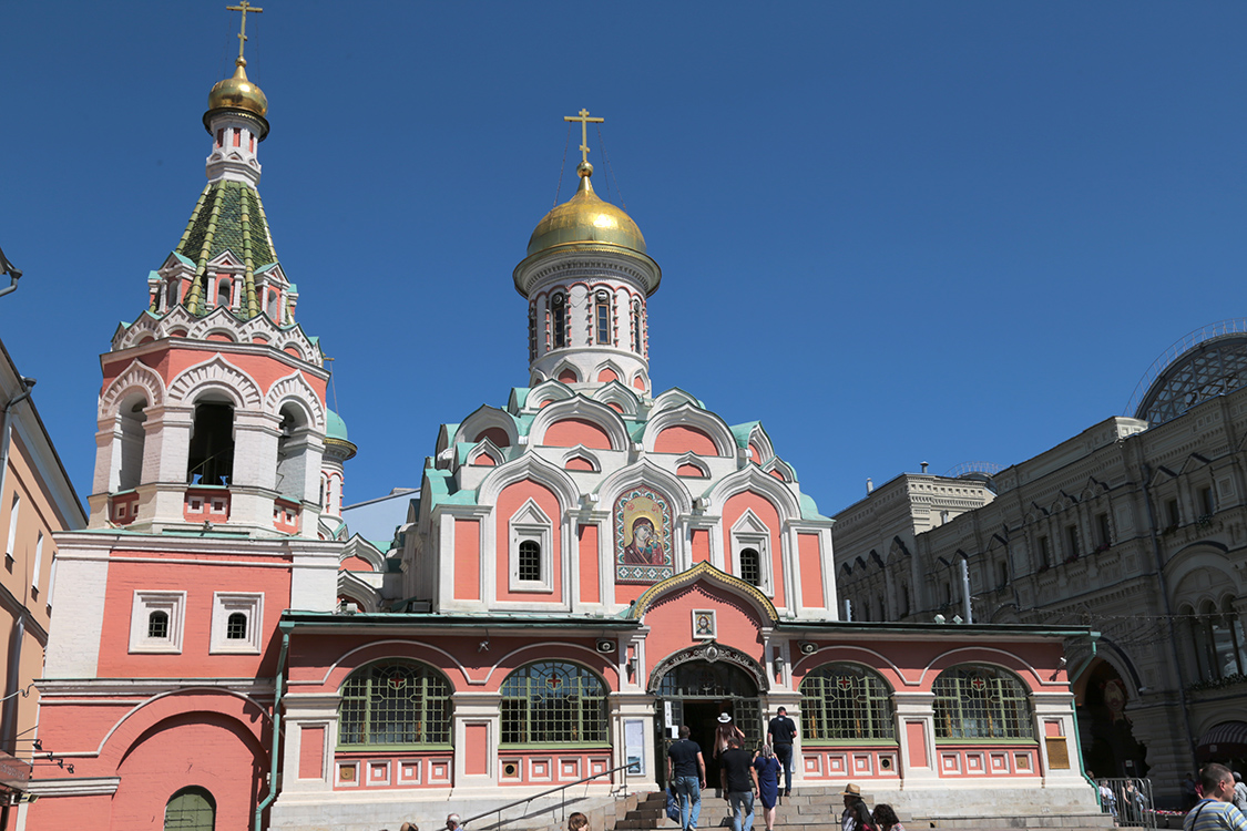 Moscou.
CathÃ©drale Notre-Dame-de-Kazan, sur la place Rouge.
La ville de Moscou l'a faite reconstruire au dÃ©but des annÃ©es 90. Elle avait en effet Ã©tÃ© dÃ©truite en 1936 pour raisons idÃ©ologiques...