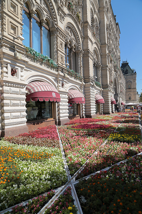 Moscou.
Toujours sur la place Rouge, le GUM (pour Magasin principal universel en russe) et un centre commercial plutÃ´t huppÃ©.