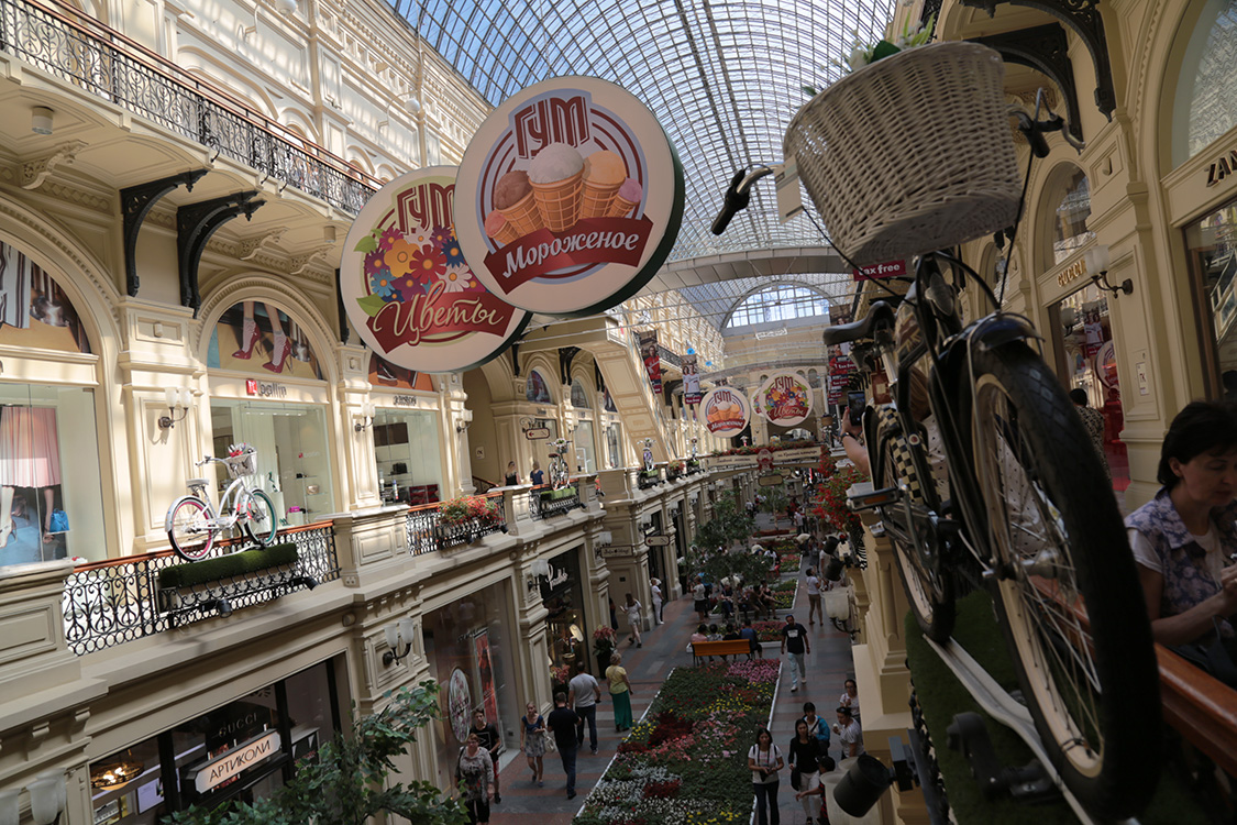 Moscou.
Ouvert en 1893, le GUM a Ã©tÃ© le plus grand centre commercial au monde pendant des annÃ©es.
Mais aprÃ¨s la rÃ©volution de 1917, le magasin est nationalisÃ© par les bolcheviks, avant de redevenir un magasin en 1953.