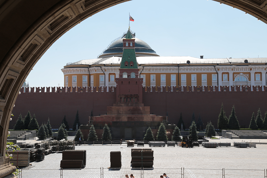 Moscou.
Nous voilÃ  de retour, place Rouge.
On commence par le mausolÃ©e de LÃ©nine !