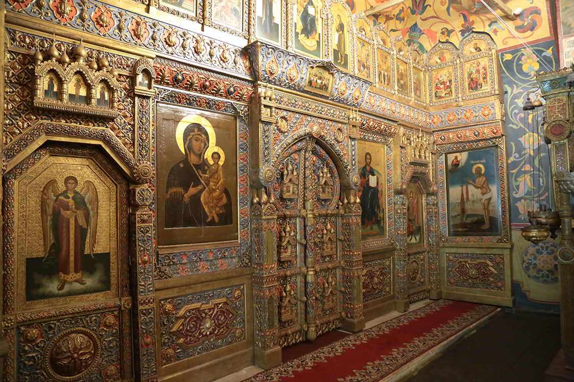 Moscou.
CathÃ©drale Saint-Basile-le-Bienheureux.
L'intÃ©rieur nous a particuliÃ¨rement surpris. En effet, il n'y a que de petites chapelles et aucune grande salle. La dÃ©coration est tout de mÃªme trÃ¨s riche.