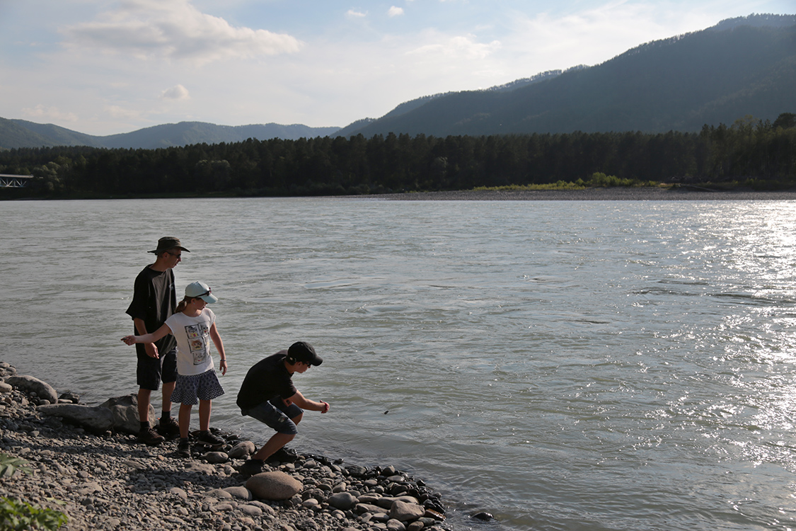 Ust'-Sema.
Ce village se trouve sur les bords de la riviÃ¨re Katoun qui rejoint le fleuve Ob, l'un des plus longs cours d'eau du monde.