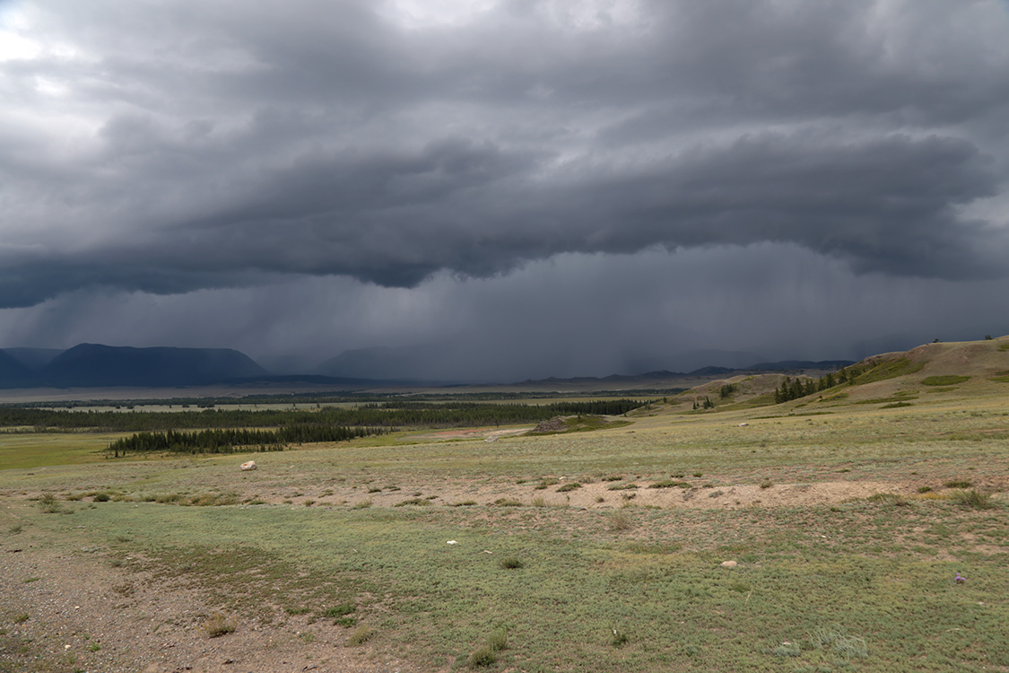 On the road.
On approche de notre destination finale, accueillis par un gros orage trÃ¨s impressionnant...