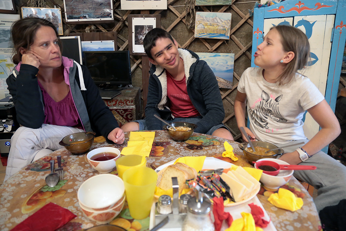 RÃ©gion de Kosh-Agatch.
Premier repas dans la yourte commune. La nourriture est plutÃ´t basique Ã  base de viande et lÃ©gumes.
On se demande bien ce que peut raconter Fanny...