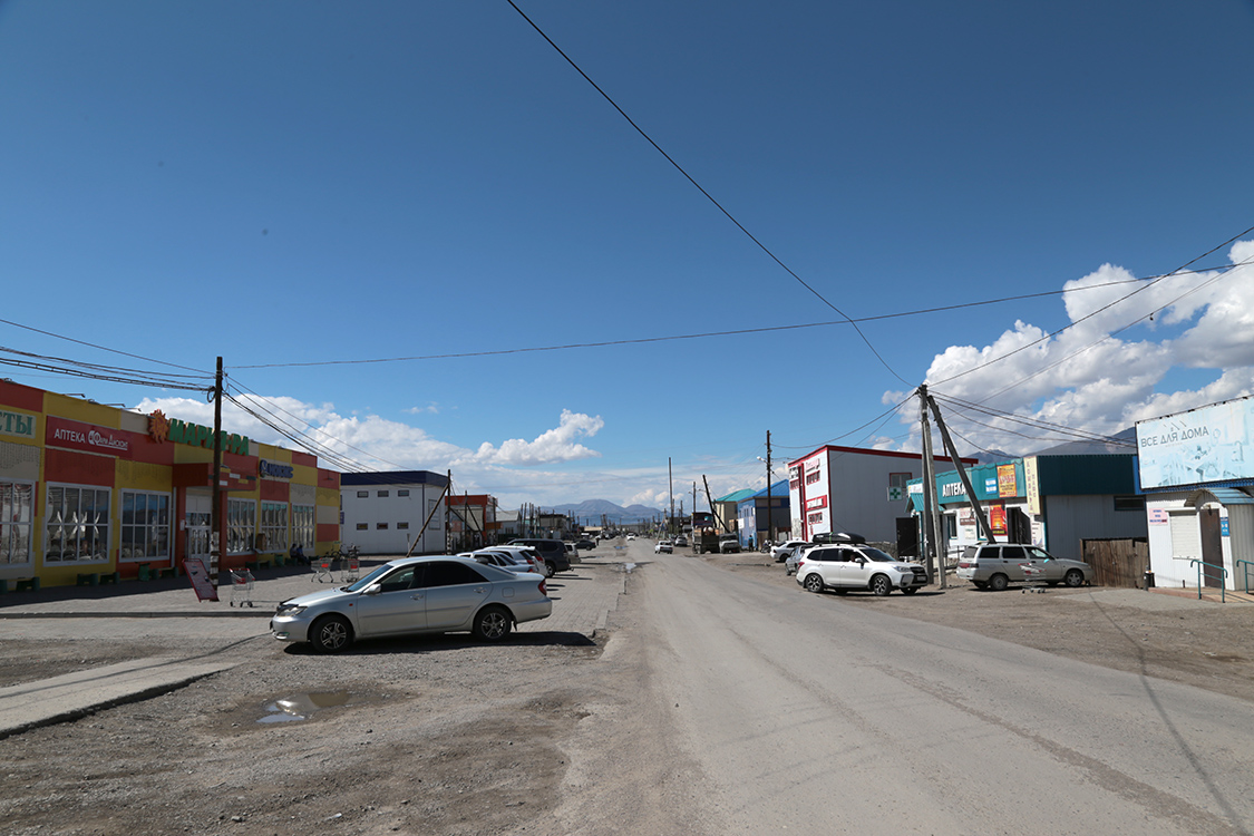 Kosh-Agatch.
La petite ville du coin oÃ¹ l'on trouve quelques magasins.
La frontiÃ¨re mongole se situe Ã  environ 50km d'ici. Il y a plus de gens typÃ©s asiatiques que caucasiens.