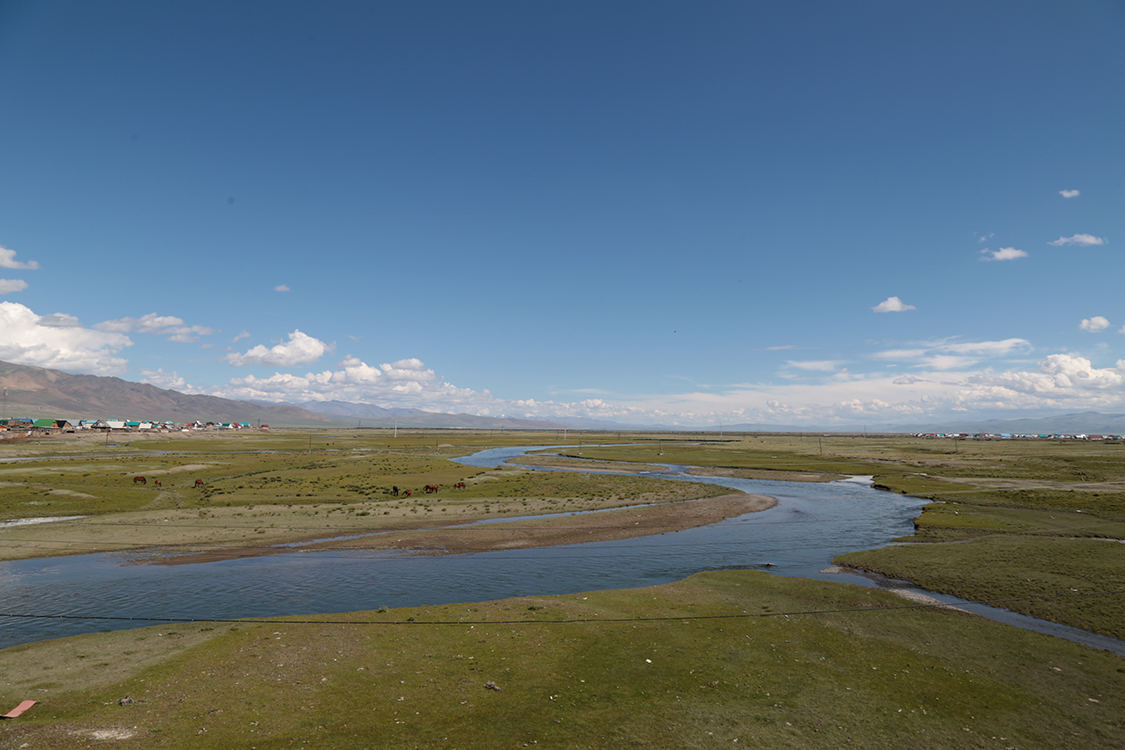 Kosh-Agatch.
La riviÃ¨re TchouÃ¯a traverse ce plateau que l'on appelle Ã©galement la steppe de la TchouÃ¯a, qui fait environ 70km de long par 40km de large Ã  une altitude de 1800m.