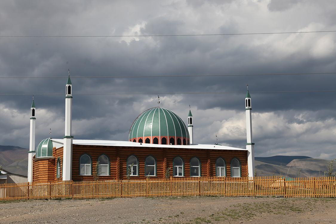 MosquÃ©e en bois de Kosh Agatch, isolÃ©e sur les hauteurs de la ville.