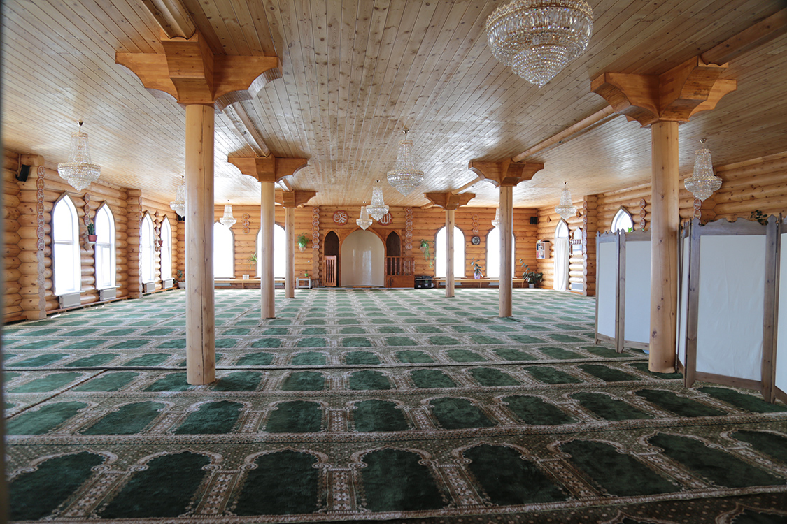 MosquÃ©e assez Ã©tonnante...
MÃ©lange d'architecture musulmane et de chalet suisse, avec une superbe vue sur le plateau d'Ukok.