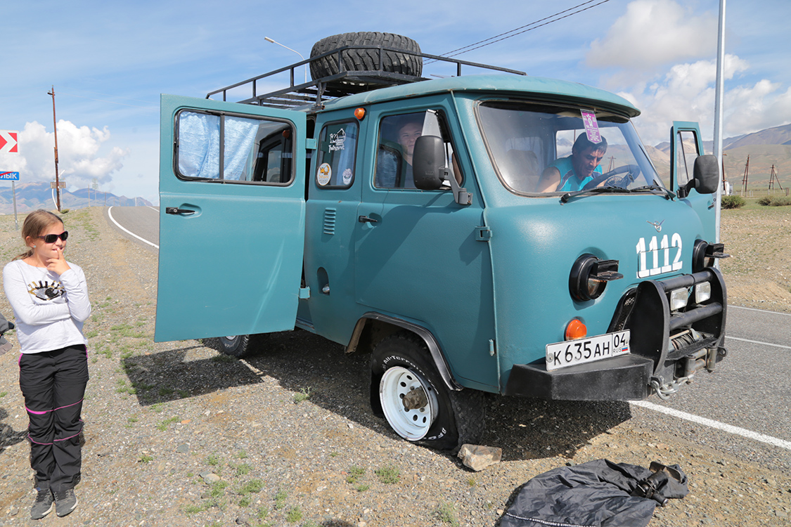 Plateau d'Ukok.
DÃ©part pour une excursion...
Fanny semble sceptique sur la suite de la journÃ©e suite Ã  l'explosion du pneu alors que l'on roulait Ã  70km/h...