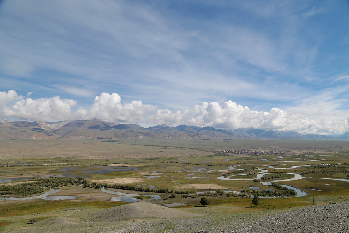 Plateau d'Ukok.
On prend un peu de hauteur pour dÃ©couvrir les mÃ©andres de la riviÃ¨re TchouÃ¯a.