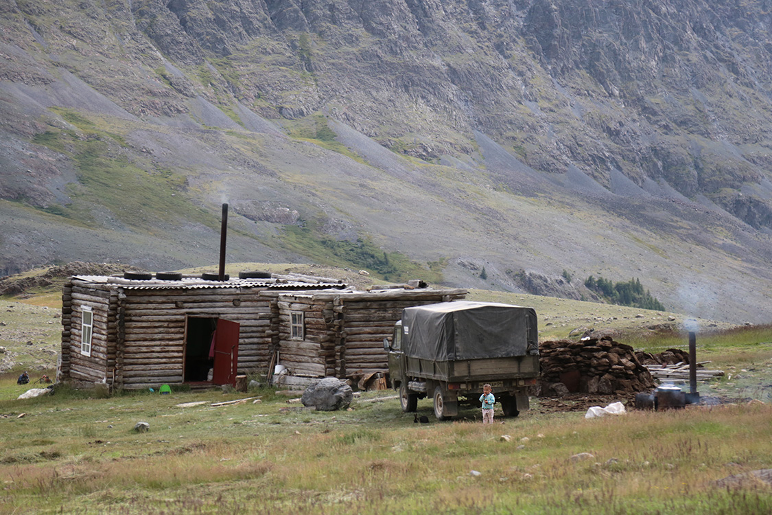 VallÃ©e de Beltir.
Comme il n'y a pas d'arbre et qu'il faut bien du combustible pour se chauffer l'hiver, les habitants ramassent les excrÃ©ments des animaux et font des montagnes de crotte autour de leur maison.
On peut en voir une petite Ã  droite du camion.