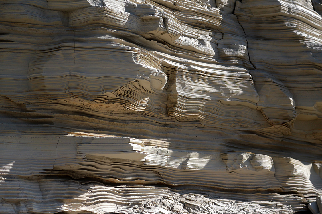 VallÃ©e de Beltir.
Cette rÃ©gion d'Asie centrale (c'est un des coins les plus Ã©loignÃ©s de toute mer ou ocÃ©an) est Ã©galement intÃ©ressante pour sa gÃ©ologie.
Ces strates de terre qui ondulent sont un livre ouvert sur le passÃ© (pour ceux qui savent lire ce genre de livre !!!). Nous on ne sait pas, mais c'est trÃ¨s beau !