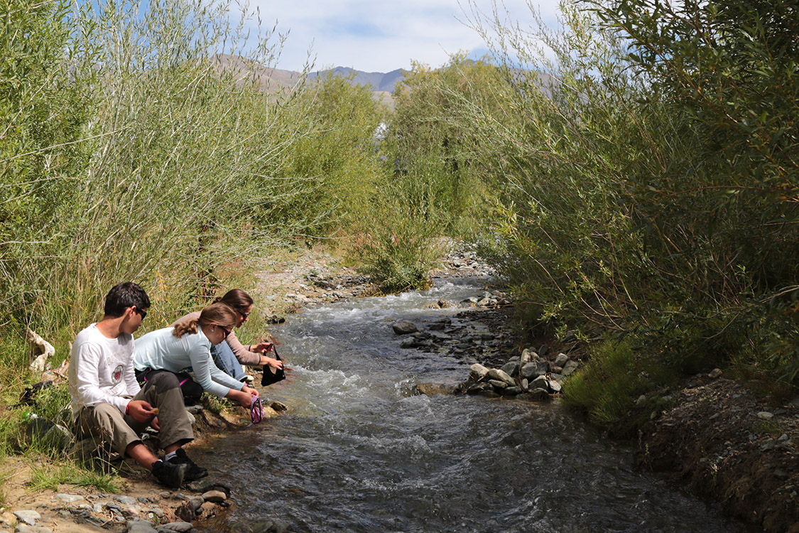 Plateau d'Ukok.
Ce n'est pas trÃ¨s touristique, et il n'y a donc pas de service de blanchisserie ou pressing.
Seule solution, on lave le linge Ã  la riviÃ¨re !