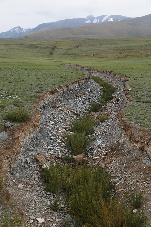 VallÃ©e de la riviÃ¨re Yelangash.
Stigmates du tremblement de terre de 2003.
Dans cette rÃ©gion, on trouve Ã©galement quelques tumulus de pierres qui Ã©taient des monuments funÃ©raires.
RÃ©cemment, il a Ã©tÃ© trouvÃ© une momie extrÃªmement bien conservÃ©e, la princesse de l'AltaÃ¯, dans sa chambre funÃ©raire souterraine.
Elle est une reprÃ©sentante de la culture pazyryk, il y a environ 2500 ans. 
Cette momie a Ã©tÃ© transportÃ©e dans un musÃ©e de Gorno-AltaÃ¯sk, et certains locaux pensent que le tremblement de terre est liÃ© Ã  une malÃ©diction de cette princesse enlevÃ©e de son lieu de repos...