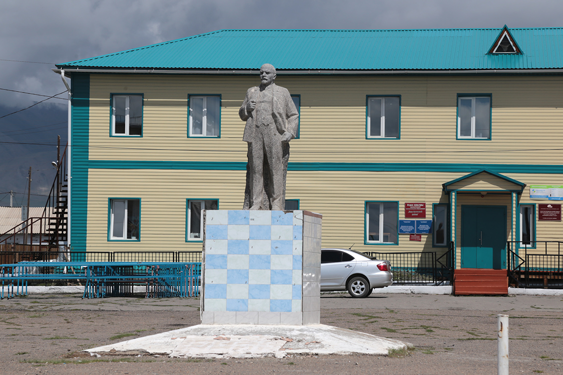 Kosh-Agash.
On commence notre journÃ©e Ã  Kosh-Agash pour quelques courses.
Dans chaque ville et village, on trouve gÃ©nÃ©ralement une statue de LÃ©nine.