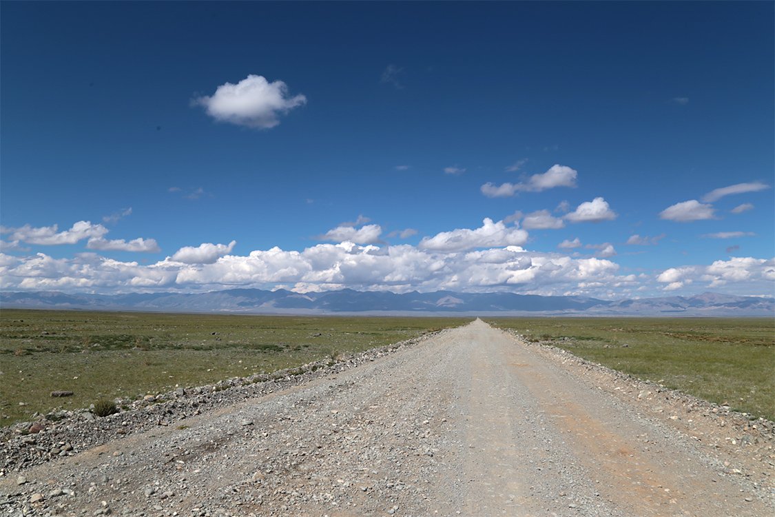 Plateau d'Ukok.
Pour la petite histoire, nous n'avons pas pu finir notre excursion, ayant Ã©tÃ© arrÃªtÃ©s par des gardes frontiÃ¨res dans une zone non autorisÃ©e... sans autorisation, of course !
On a dÃ» retourner Ã  Kosh-Agash et passer 3 heures au poste avec des militaires, avec amende Ã  la clÃ© (de 25â‚¬... ouf !).
Ce fut une sacrÃ©e expÃ©rience !!!