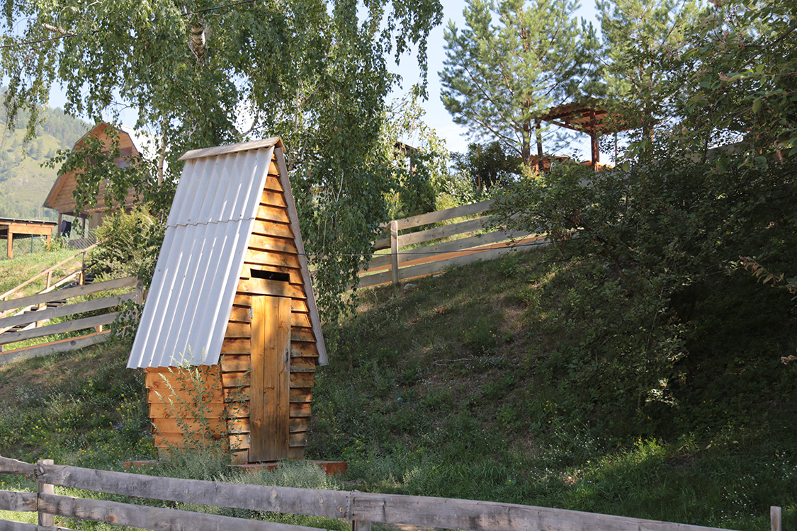 Village d'Uznezya.
Les toilettes sont parfois Ã  l'extÃ©rieur, mais elles sont soignÃ©es !