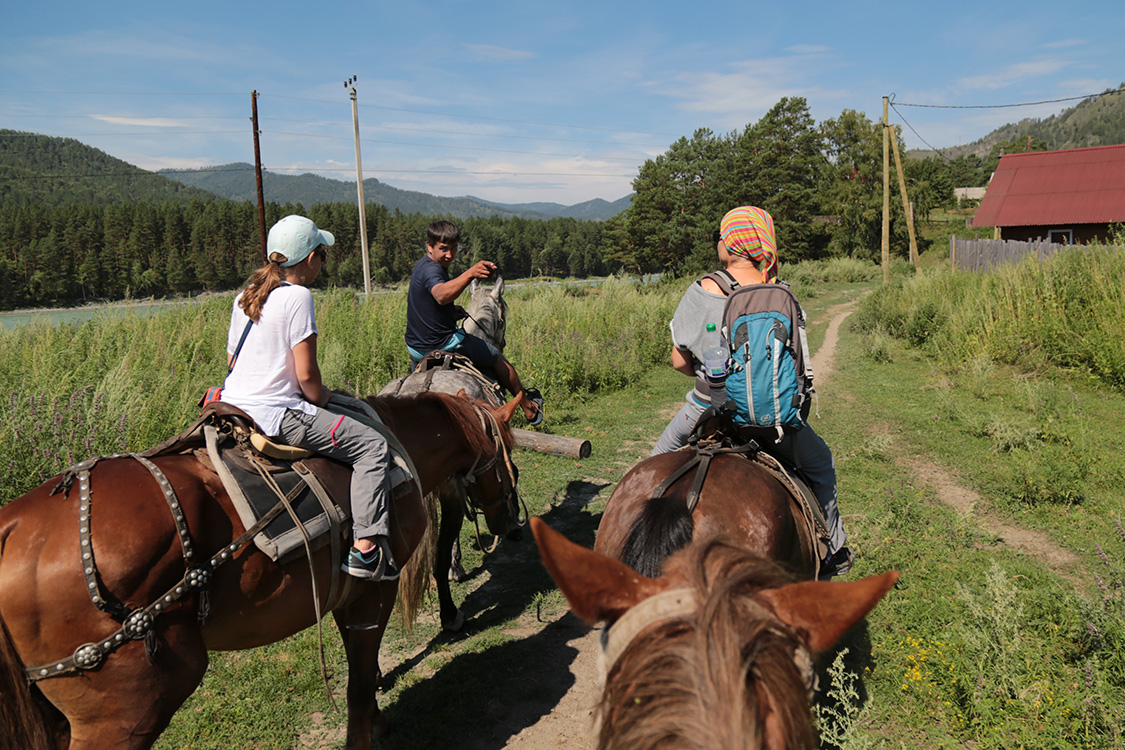 Village d'Uznezya.
Avant de partir en Russie, on imaginait Ã©ventuellement faire 1 Ã  2 journÃ©e Ã  cheval.
1 heure nous aura bien suffi ! En tout cas pour Sylvain et Fabienne...