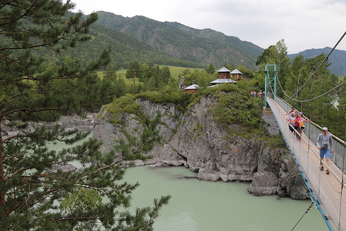 Village de Tchemal, sur la riviÃ¨re Katoun.
Sur une Ã®le rocheuse reliÃ©e par un pont suspendu se trouve un couvent orthodoxe.