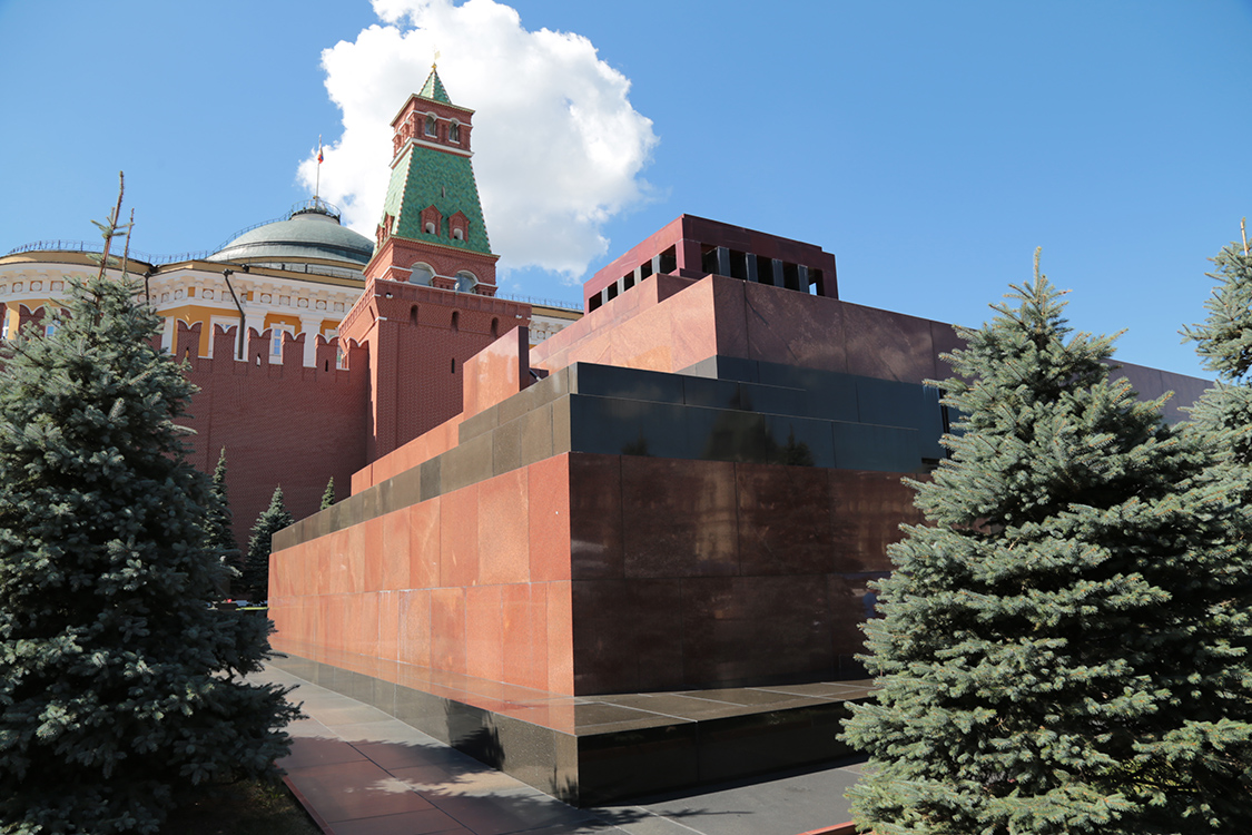 Moscou.
Mort le 21 janvier 1924, il est dÃ©cidÃ© d'embaumer son corps pour immortaliser sa mÃ©moire.
Deux savants relÃ¨vent le dÃ©fi (cela n'avait jamais Ã©tÃ© fait) et mettent au point en quelques semaines une solution qui remplace l'eau des tissus et qui empÃªche l'apparition des bactÃ©ries.
Je ne sais pas ce qui a Ã©tÃ© fait du corps pendant ces quelques semaines...
En mÃªme temps, au moment de sa mort, les tempÃ©ratures avoisinaient les -25Â°C...