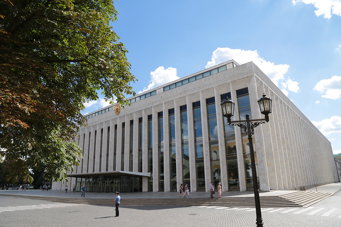 Moscou.
A l'intÃ©rieur des murs du Kremlin, on trouve plusieurs bÃ¢timents et Ã©glises.
Celui-ci est le palais d'Ã©tat du Kremlin, construit en 1961 Ã  l'initiative de Nikita Khrouchtchev, pour les rÃ©ceptions officielles du Parti communiste. Il peut accueillir plus de 6000 personnes...